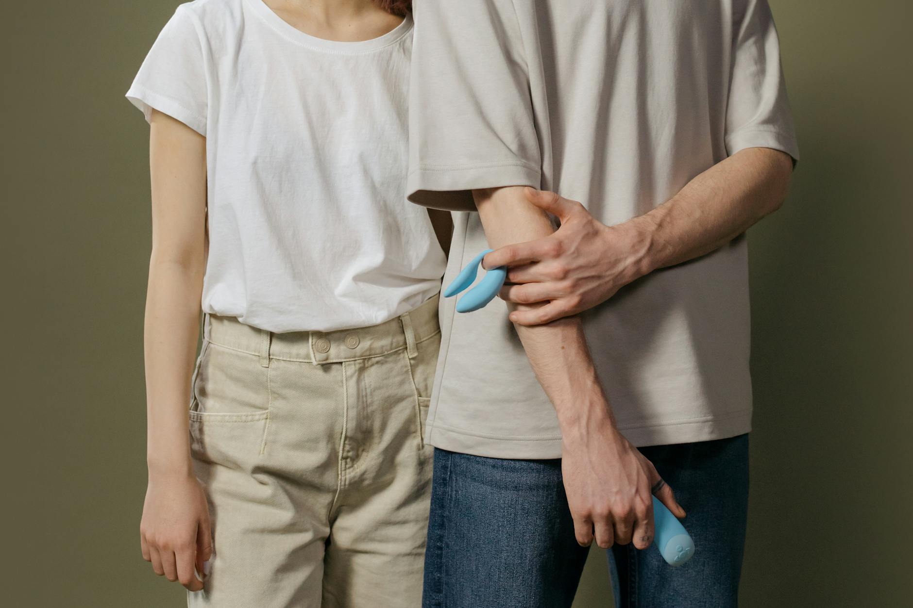 Para trzymająca razem niebieski vibrator, symbol nowoczesnej intymności w związku